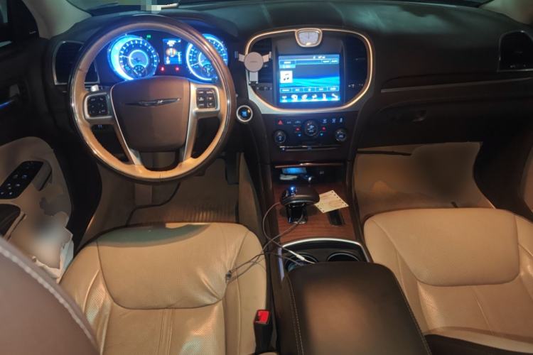 Used Chrysler 300C 2012 3.6L Luxury Edition Center Console