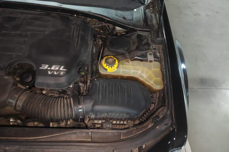 Used Chrysler 300C 2012 3.6L Luxury Edition Engine Bay Left