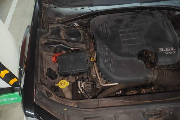Used Chrysler 300C 2012 3.6L Luxury Edition Engine Bay Right