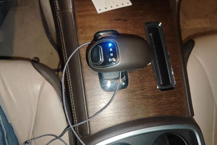 Used Chrysler 300C 2012 3.6L Luxury Edition Gear Lever
