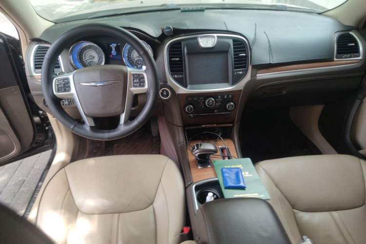 Used Chrysler 300C 2012 3.6L Luxury Edition Center Console