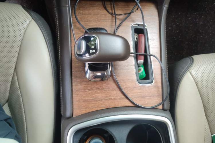 Used Chrysler 300C 2012 3.6L Luxury Edition Gear Lever
