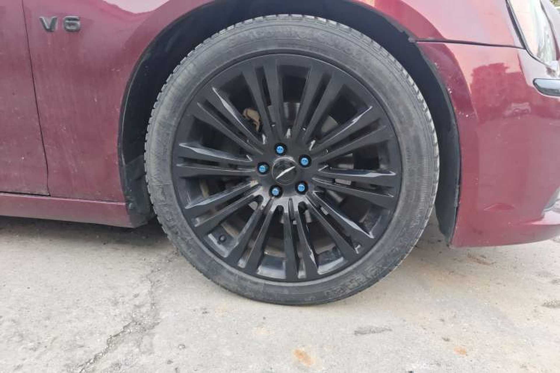 Used Chrysler 300C 2012 3.6L Luxury Edition Right Front Wheel Hub