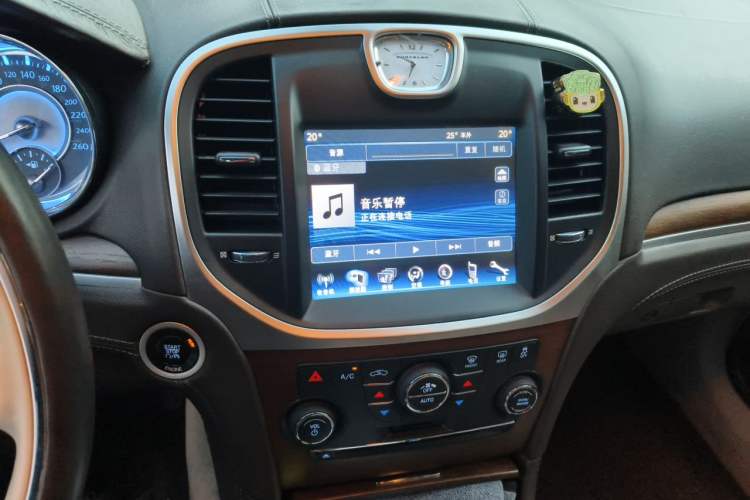 Used Chrysler 300C 2013 3.6L Premium Edition Audio And AC Panel