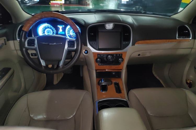 Used Chrysler 300C 2013 3.6L Luxury Edition Center Console