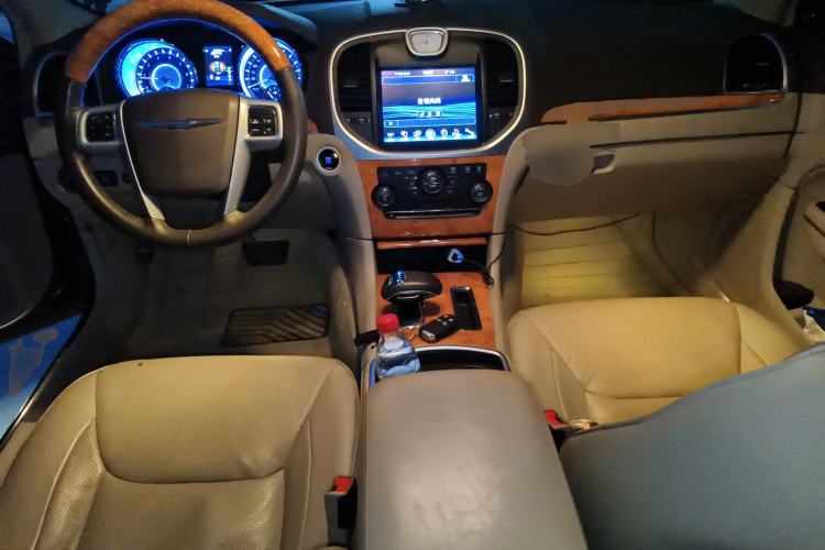 Used Chrysler 300C 2013 3.6L Luxury Edition Center Console