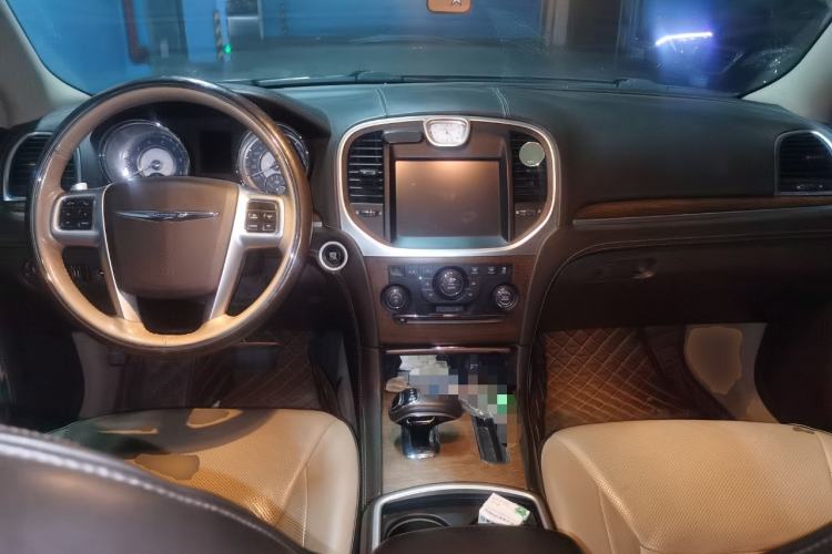 Used Chrysler 300C 2013 3.6L Premium Edition Center Console