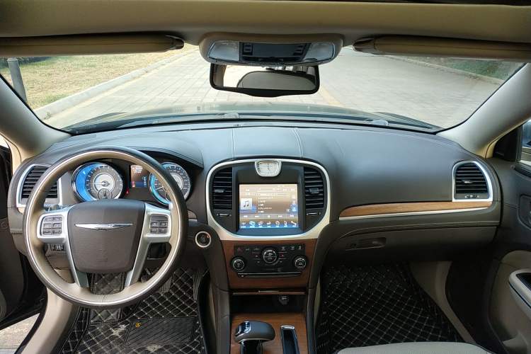 Used Chrysler 300C 2013 3.6L Premium Edition Center Console