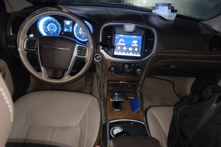 Used Chrysler 300C 2013 3.6L Prestige Edition Center Console