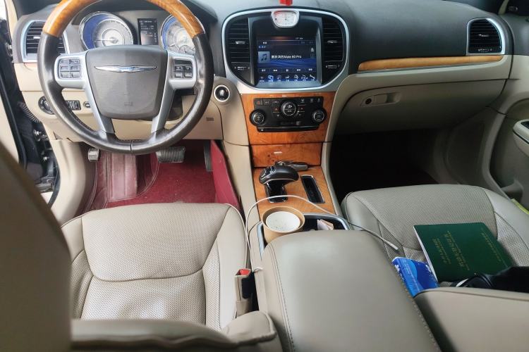Used Chrysler 300C 2013 3.6L Luxury Edition Center Console