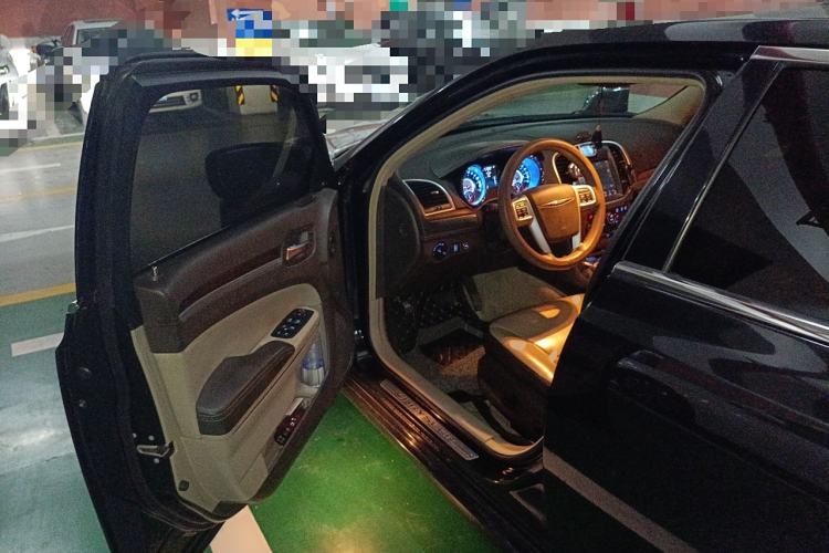 Used Chrysler 300C 2013 3.6L Premium Edition Driver Seat