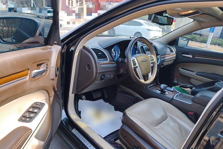 Used Chrysler 300C 2013 3.6L Premium Edition Driver Seat