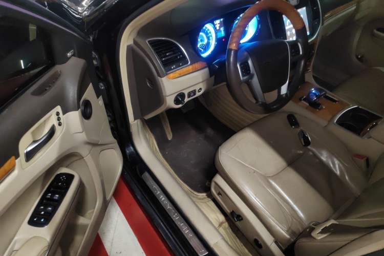 Used Chrysler 300C 2013 3.6L Luxury Edition Driver Seat