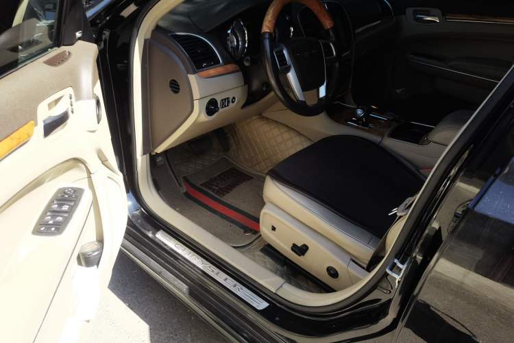 Used Chrysler 300C 2013 3.6L Luxury Edition Driver Seat