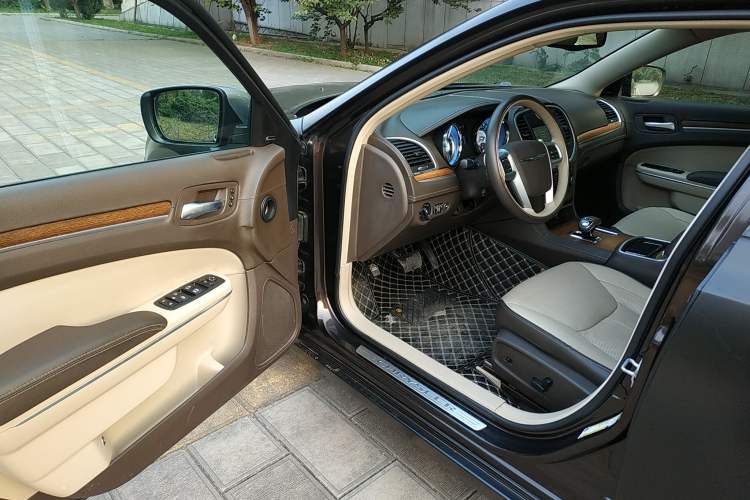 Used Chrysler 300C 2013 3.6L Premium Edition Driver Seat