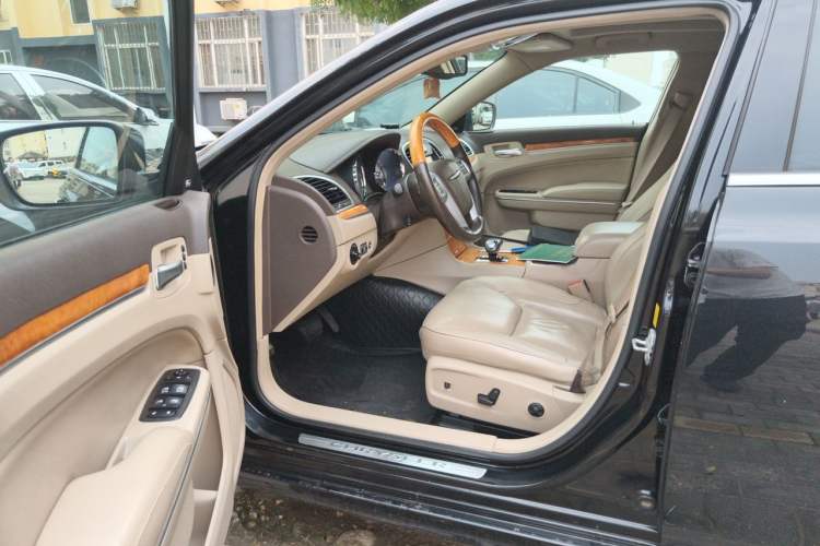 Used Chrysler 300C 2013 3.6L Luxury Edition Driver Seat
