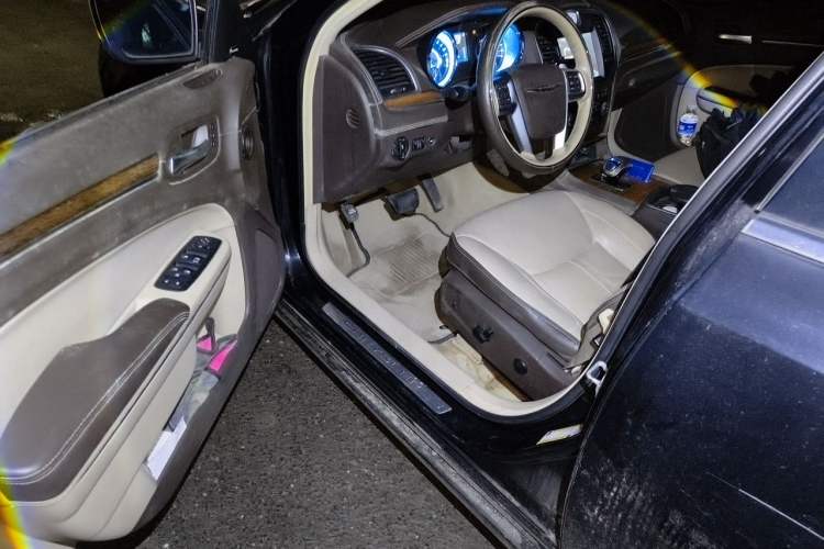 Used Chrysler 300C 2013 3.6L Prestige Edition Driver Seat