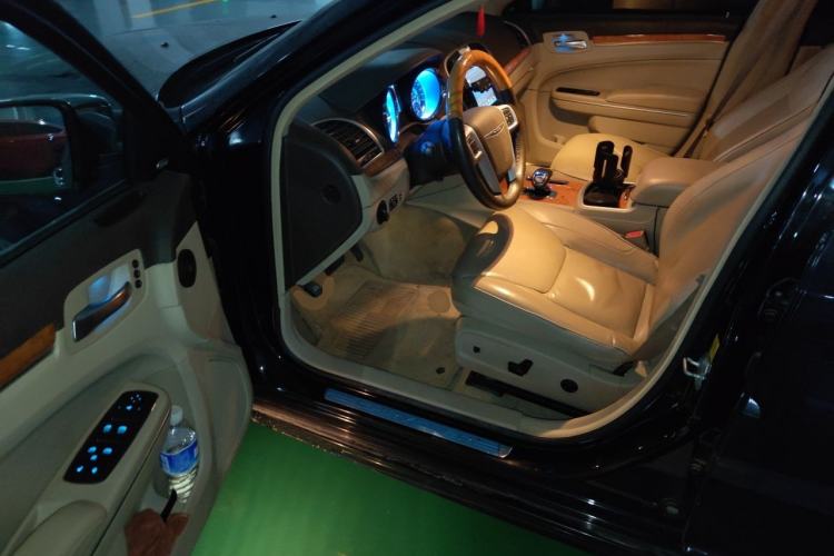 Used Chrysler 300C 2013 3.6L Luxury Edition Driver Seat