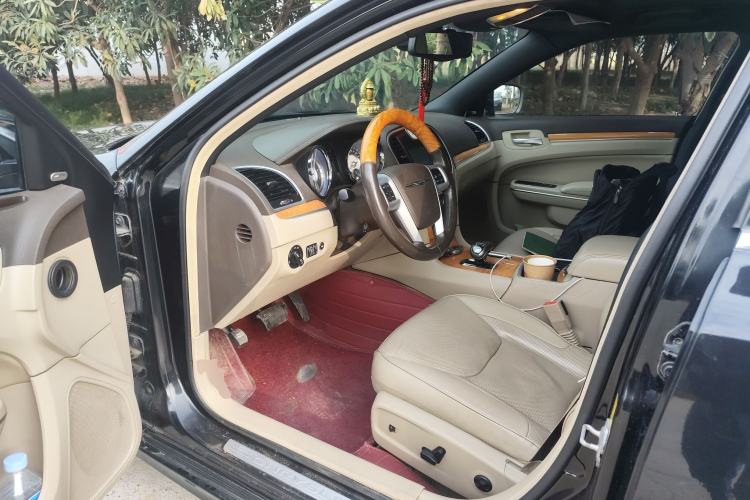 Used Chrysler 300C 2013 3.6L Luxury Edition Driver Seat