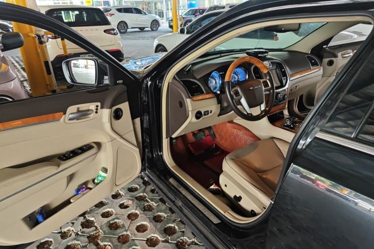 Used Chrysler 300C 2013 3.6L Luxury Edition Driver Seat