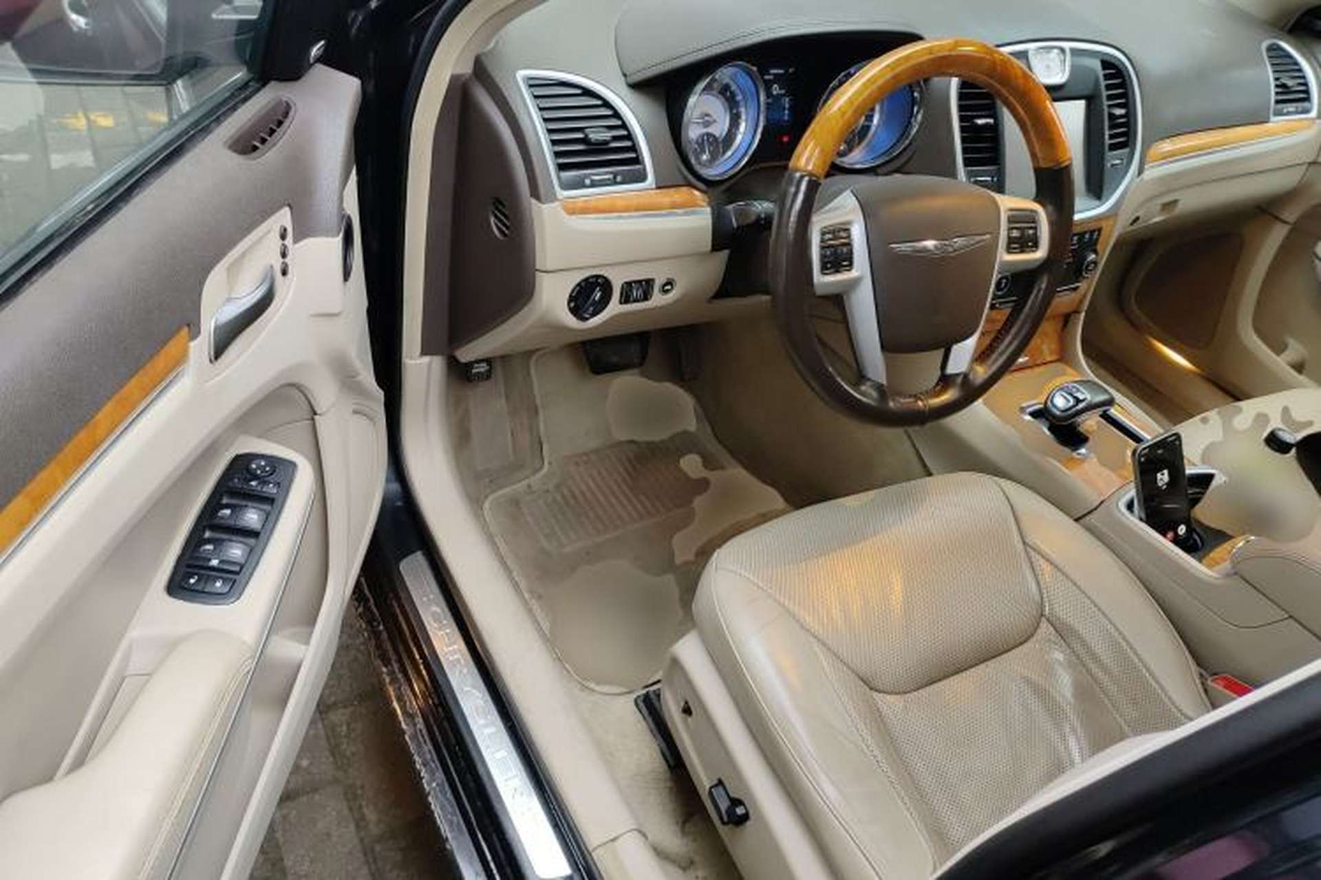 Used Chrysler 300C 2013 3.6L Luxury Edition Driver Seat