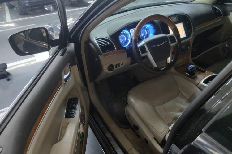 Used Chrysler 300C 2013 3.6L Luxury Edition Driver Seat