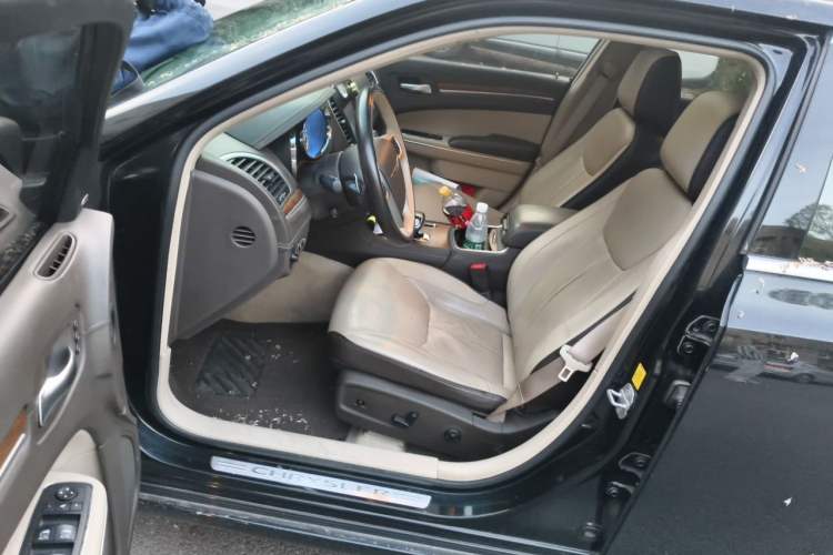 Used Chrysler 300C 2013 3.6L Premium Edition Driver Seat
