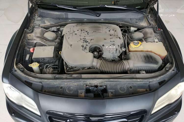 Used Chrysler 300C 2013 3.6L Premium Edition Engine Bay