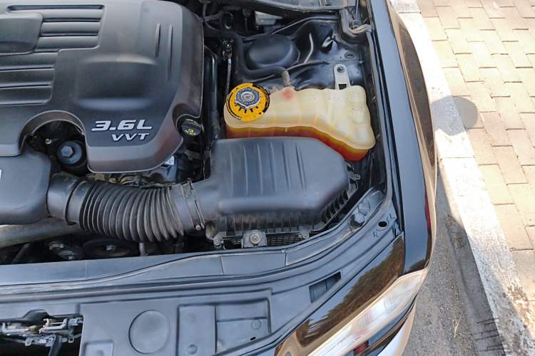 Used Chrysler 300C 2013 3.6L Premium Edition Engine Bay Left