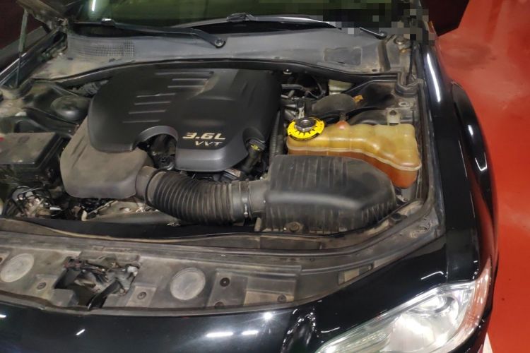 Used Chrysler 300C 2013 3.6L Luxury Edition Engine Bay Left