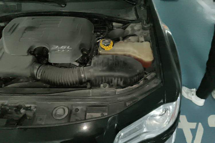 Used Chrysler 300C 2013 3.6L Luxury Edition Engine Bay Left