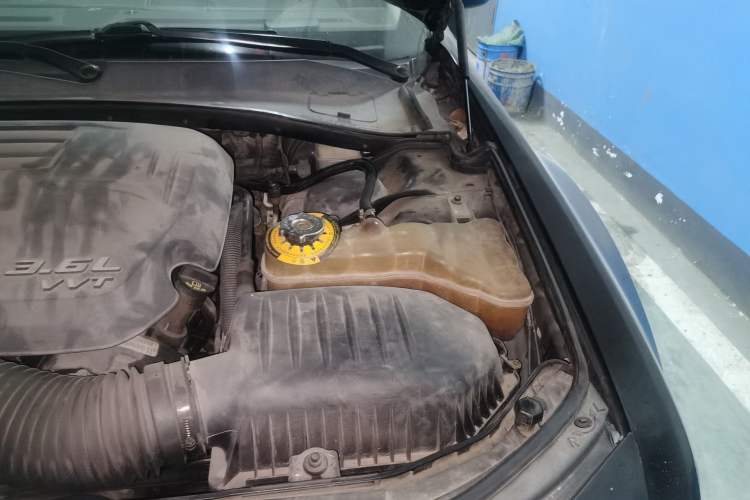 Used Chrysler 300C 2013 3.6L Premium Edition Engine Bay Left