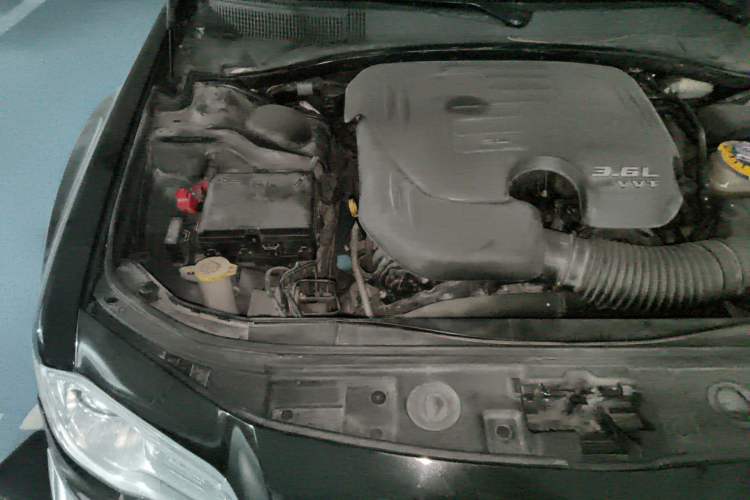 Used Chrysler 300C 2013 3.6L Luxury Edition Engine Bay Right