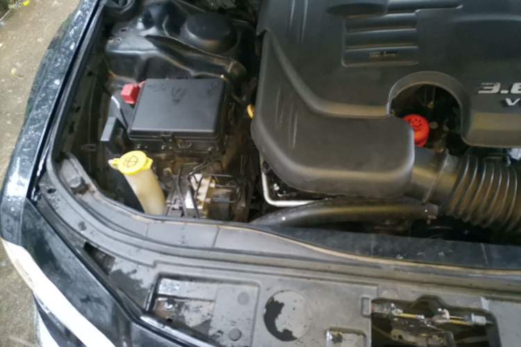 Used Chrysler 300C 2013 3.6L Luxury Edition Engine Bay Right