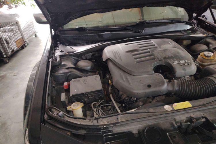 Used Chrysler 300C 2013 3.6L Luxury Edition Engine Bay Right