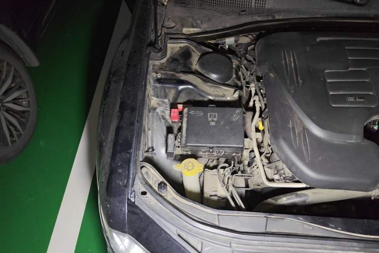 Used Chrysler 300C 2013 3.6L Luxury Edition Engine Bay Right