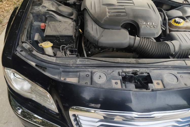Used Chrysler 300C 2013 3.6L Luxury Edition Engine Bay Right