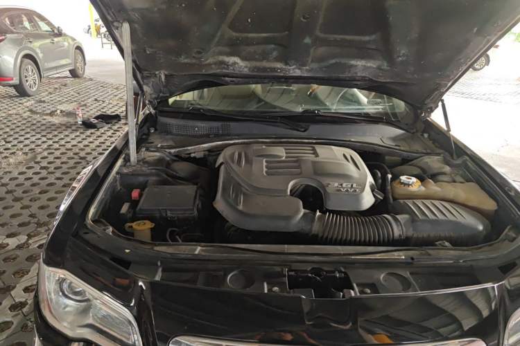 Used Chrysler 300C 2013 3.6L Luxury Edition Engine Bay Right
