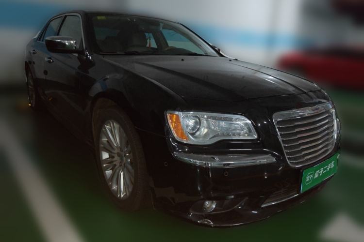 Used Chrysler 300C 2013 3.6L Luxury Edition Front Right 45 Deg