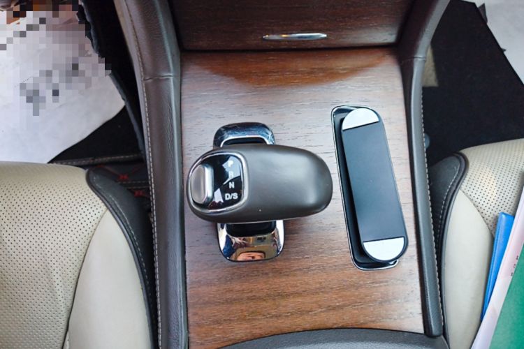 Used Chrysler 300C 2013 3.6L Premium Edition Gear Lever