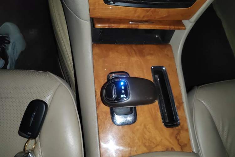 Used Chrysler 300C 2013 3.6L Luxury Edition Gear Lever