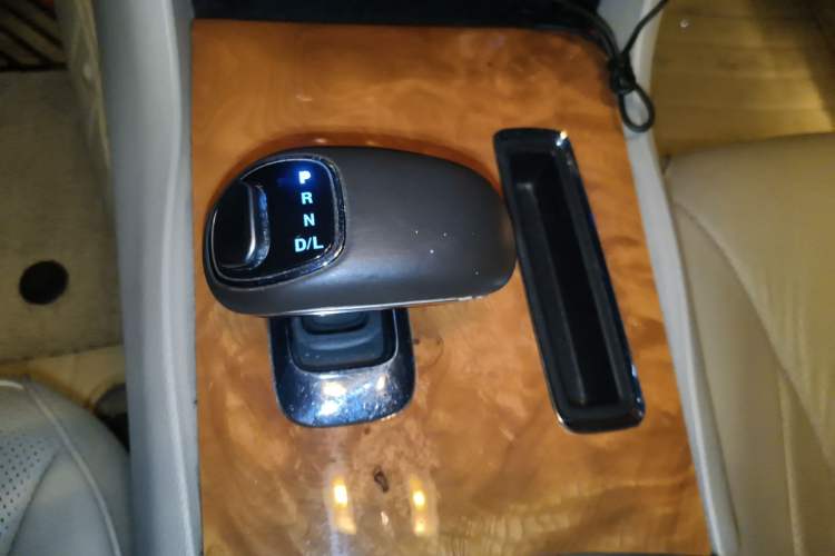 Used Chrysler 300C 2013 3.6L Luxury Edition Gear Lever