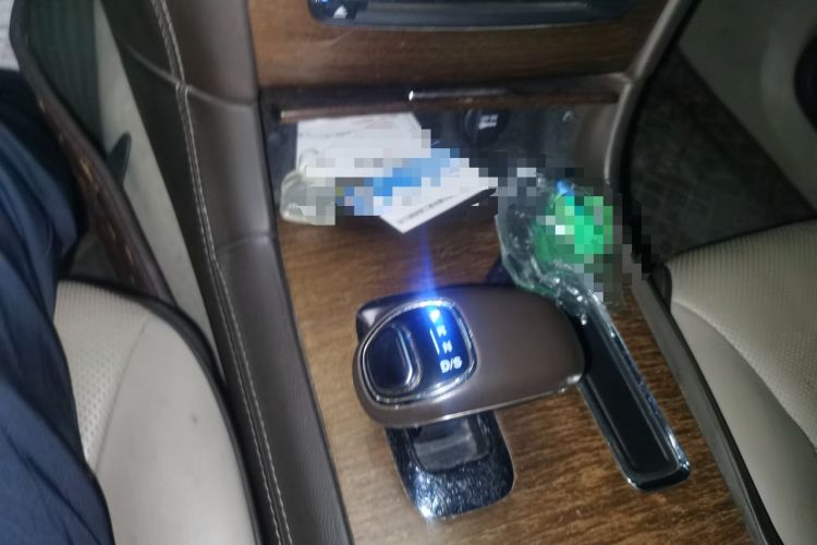 Used Chrysler 300C 2013 3.6L Premium Edition Gear Lever