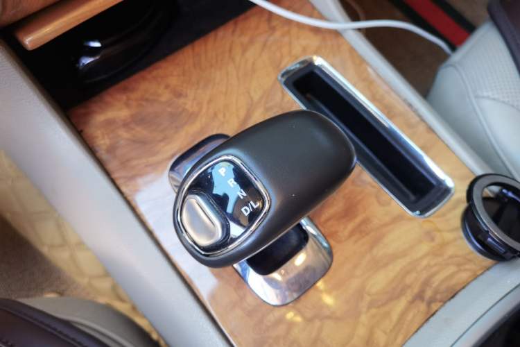 Used Chrysler 300C 2013 3.6L Luxury Edition Gear Lever