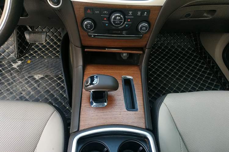 Used Chrysler 300C 2013 3.6L Premium Edition Gear Lever