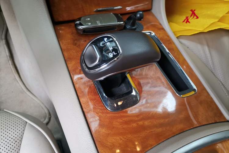 Used Chrysler 300C 2013 3.6L Luxury Edition Gear Lever