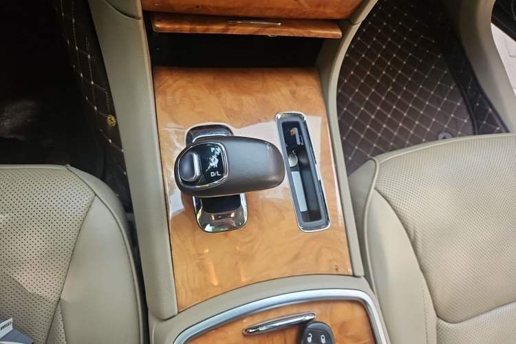 Used Chrysler 300C 2013 3.6L Luxury Edition Gear Lever