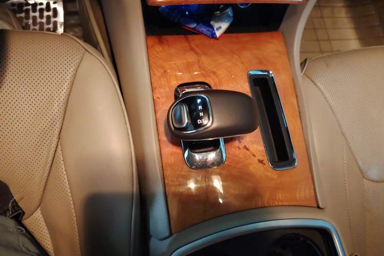 Used Chrysler 300C 2013 3.6L Luxury Edition Gear Lever