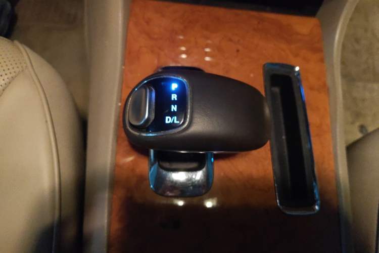 Used Chrysler 300C 2013 3.6L Luxury Edition Gear Lever