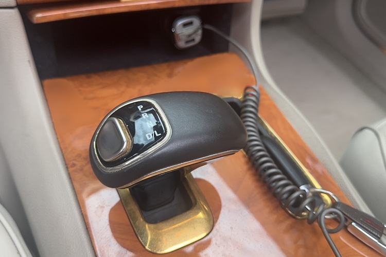 Used Chrysler 300C 2013 3.6L Luxury Edition Gear Lever